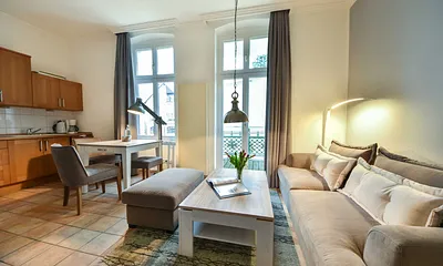 Wohnbereich mit Esstisch und Küchenzeile