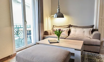 Wohnbereich mit Zugang zum Balkon