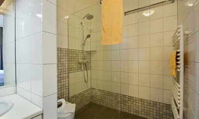 Bad mit ebenerdiger Dusche