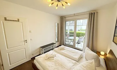 Schlafbereich mit Doppelbett (1,80 m x 2,00 m), Nachttischkonsolen und Kleiderschrank