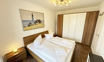Schlafbereich mit Doppelbett (1,80 m x 2,00 m), Nachttischkonsolen und Kleiderschrank