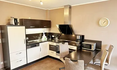  Küchenzeile mit Cerankochfeld, Backofen, Dunstabzugshaube, Kühlschrank, Spülmaschine, Kaffeemaschine, Mikrowelle, Wasserkocher, Toaster und diversen Küchenutensilien