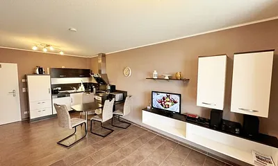 Wohnbereich mit Schlafsofa (Ausziehfunktion 1,30m x 2,00m für 2 Personen), kleiner Couchtisch, Leselampe, TV-Board mit Smart-TV, Receiver, DVD/Blu-Ray-Player und Ministereoanlage