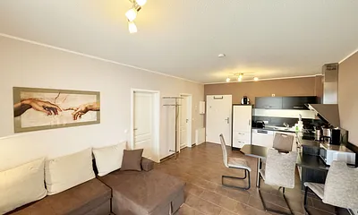 Wohnbereich mit Schlafsofa (Ausziehfunktion 1,30m x 2,00m für 2 Personen), kleiner Couchtisch, Leselampe, TV-Board mit Smart-TV, Receiver, DVD/Blu-Ray-Player und Ministereoanlage