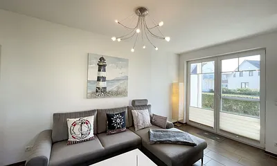 Wohnbereich mit Schlafcouch ( Aufbettung für 2 Personen) kleinen Couchtisch, Mini-Stereoanlage mit DAB Radio, USB-Anschluss, Bluetooth und ein Flachbildfernseher 