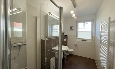 Badezimmer mit Dusche