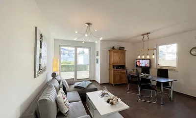 Wohnbereich mit Schlafcouch ( Aufbettung für 2 Personen) kleinen Couchtisch, Mini-Stereoanlage mit DAB Radio, USB-Anschluss, Bluetooth und ein Flachbildfernseher 