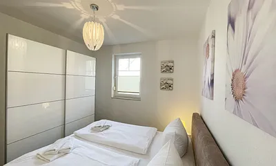 Schlafzimmer mit Kleiderschrank