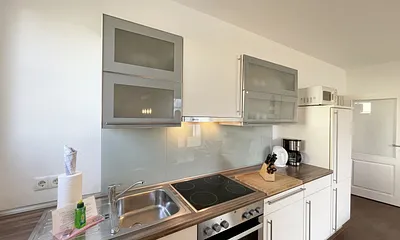 Moderne Küchenzeile mit Ceranfeld