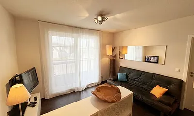 Wohnbereich mit Relaxsofa (140 cm x 200 cm, für 3. Person), LCD-Flachbildschirmfernseher (81cm Diagonale, Full HD) mit Satellitenanschluss, Leselampe, Blu-Ray, DVD-Player & kleine Hi-Fi-Compactanlage