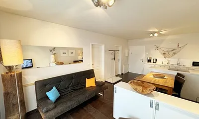 Wohnbereich mit Relaxsofa (140 cm x 200 cm, für 3. Person), LCD-Flachbildschirmfernseher (81cm Diagonale, Full HD) mit Satellitenanschluss, Leselampe, Blu-Ray, DVD-Player & kleine Hi-Fi-Compactanlage