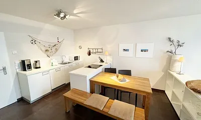 Esstisch (140 cm x 75 cm) mit 2 Lederstühlen und Holzbank