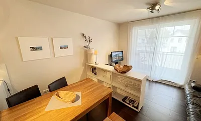 Esstisch (140 cm x 75 cm) mit 2 Lederstühlen und Holzbank