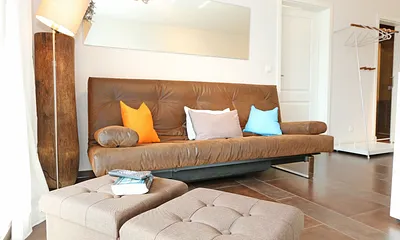 Wohnbereich mit Relaxsofa (140 cm x 200 cm, für 3. Person), LCD-Flachbildschirmfernseher (81cm Diagonale, Full HD) mit Satellitenanschluss, Leselampe, Blu-Ray, DVD-Player & kleine Hi-Fi-Compactanlage