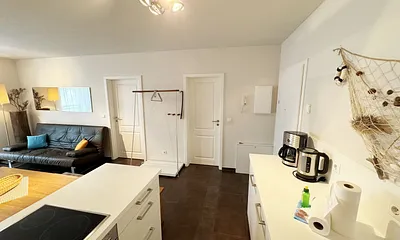 Küchenbereich mit Cerankochfeld, Backofen, Geschirrspüler, Kühlschrank, Kaffeemaschine, Mikrowelle, Wasserkocher, Mixer, Toaster und umfangreiche Küchenausstattung