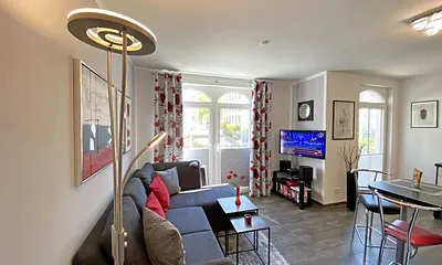 heller Wohnbereich mit bequemer Eckcouch, Sessel, Couchtisch, Leselampe, Smart-TV, Stereo Anlage mit CD und DVD Player