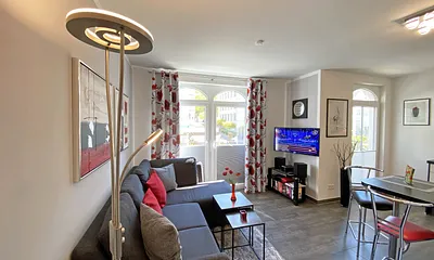 Wohnzimmer mit gemütlicher Couch