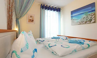 Schlafzimmer mit Doppelbett (1,80 m x 2,00 m), 7 Zonen-Kaltschaummatratzen, verstellbaren Lattenrosten, Nachttischablagen, Insektenschutzgitter, Verdunkelungsrollo und geräumiger Kleiderschrank