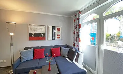 heller Wohnbereich mit bequemer Eckcouch, Sessel, Couchtisch, Leselampe, Smart-TV, Stereo Anlage mit CD und DVD Player