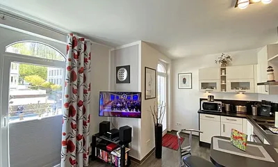 heller Wohnbereich mit bequemer Eckcouch, Sessel, Couchtisch, Leselampe, Smart-TV, Stereo Anlage mit CD und DVD Player