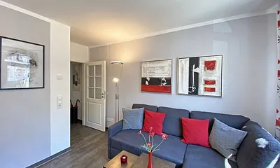 heller Wohnbereich mit bequemer Eckcouch, Sessel, Couchtisch, Leselampe, Smart-TV, Stereo Anlage mit CD und DVD Player