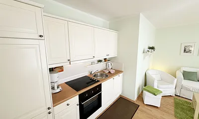  Küchenzeile mit 4-Zonenceranfeld, Backofen, Dunstabzugshaube, Kühlschrank mit Gefrierfach, Geschirrspüler, Mikrowelle, Kaffeemaschine, Wasserkocher, Toaster und diversen Küchenutensilien