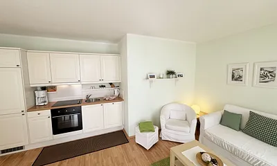  Küchenzeile mit 4-Zonenceranfeld, Backofen, Dunstabzugshaube, Kühlschrank mit Gefrierfach, Geschirrspüler, Mikrowelle, Kaffeemaschine, Wasserkocher, Toaster und diversen Küchenutensilien