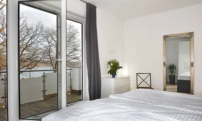 Schlafzimmer mit Balkon und Seeblick