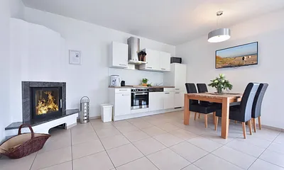 Küchenzeile und Esstisch für 4 Personen