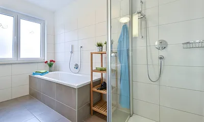 Badewanne und ebenerdiger Dusche