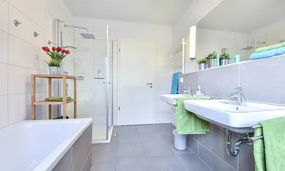 Bad mit Wanne und Dusche