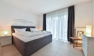 Schlafzimmer mit Boxspringbett