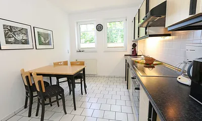 Küchenzeile mit Esstisch