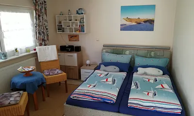 Wohnzimmer mit Doppelbett