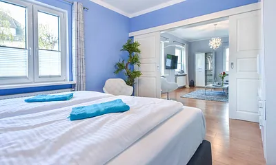 Hauptschlafzimmer mit Boxspringbett