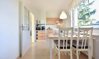 Küche mit Esstisch und Platz für 4 Personen