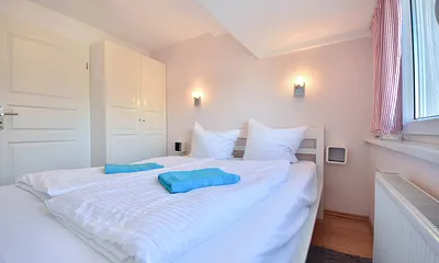 Schlafzimmer mit Doppelbett