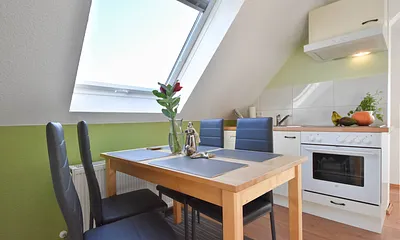 offene Küche mit Esstisch und Platz für 4 Personen