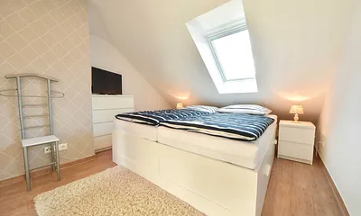 Schlafzimmer mit Doppelbett