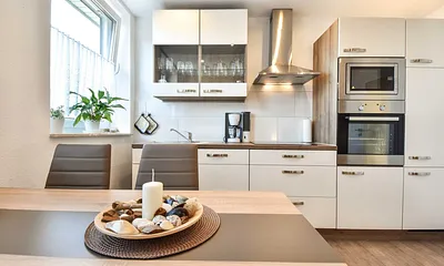 Küchenzeile mit Esstisch und Platz für 4 Personen