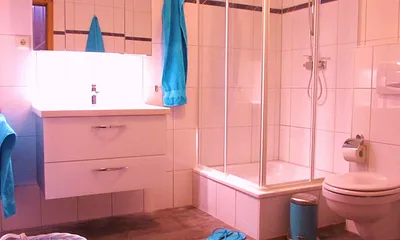Badezimmer mit Dusche