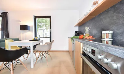 Küchenzeile mit separaten Esstisch