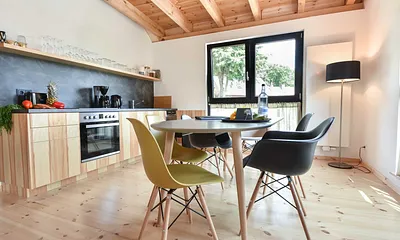 Küchenzeile mit Esstisch und Platz für 4 Personen