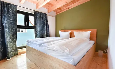 Schlafzimmer mit Doppelbett