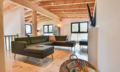 schöne große Couch im Wohnbereich