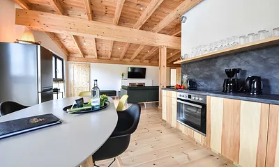 Küchenzeile mit Ceranfeld, Backofen und Geschirrspüler