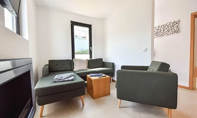 gemütliches Ecksofa und Sessel