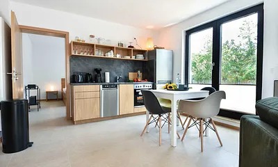 Küchenzeile mit Ceranfeld, Backofen und Geschirrspüler