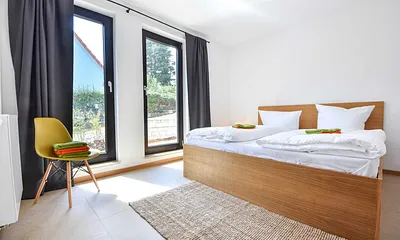 Schlafzimmer mit Doppelbett