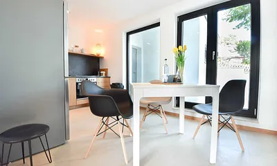 Küchenbereich mit Esstisch und ausreichend Platz für 2-4 Personen 